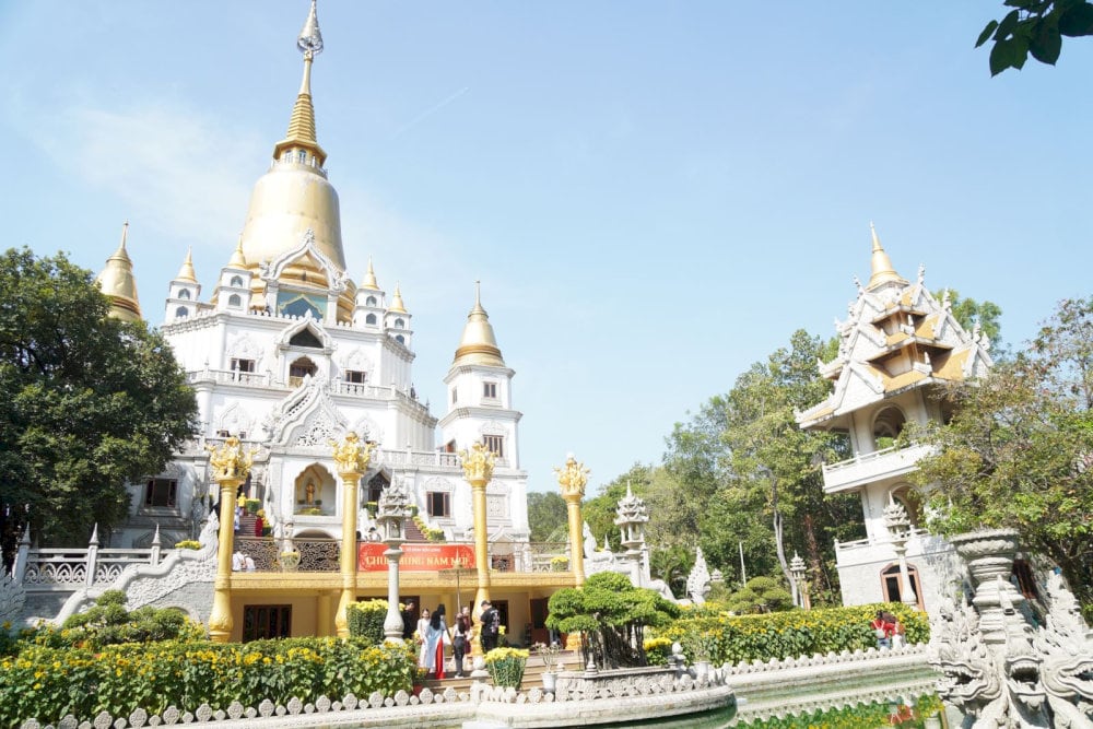 Visitors can choose different transportation options when traveling to Buu Long Pagoda